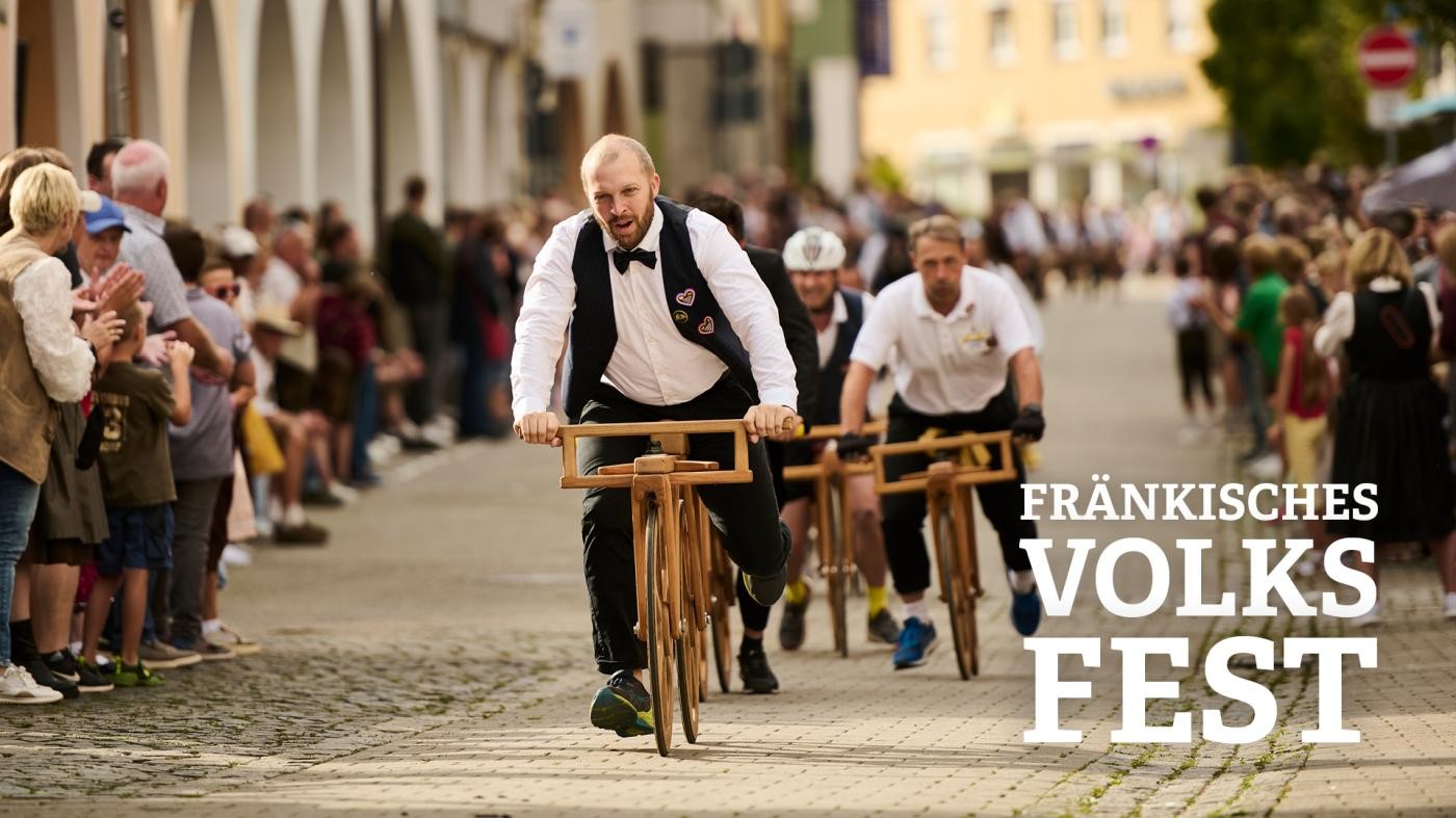 Blick auf den Marktplatz, im Hintergrund ist der Neubau sowie der Arkadenbau des Rathauses zu sehen