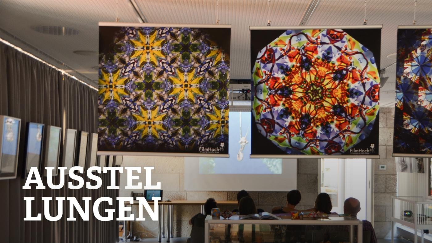 Blick auf den Ehrenfriedhof, die Sonne scheint auf die Grabsteine