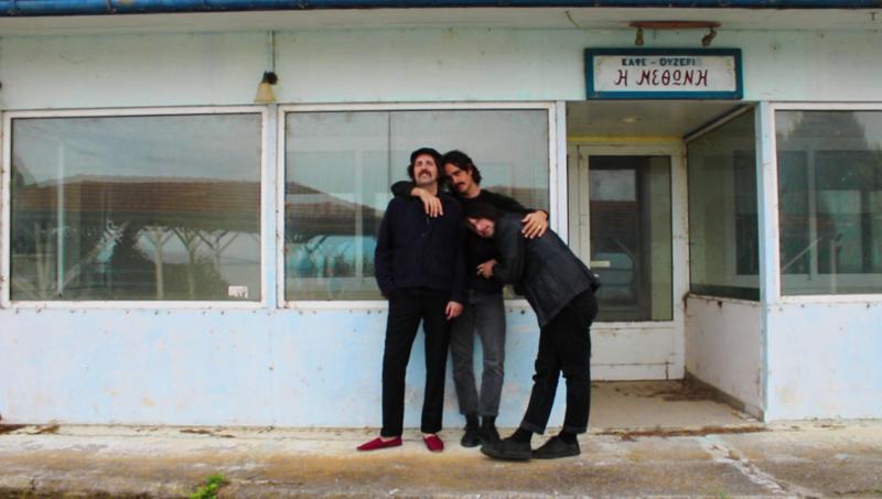 "Ghost Pop" Trio vor einem gebäude am Posen, Foto by Laura Straubel