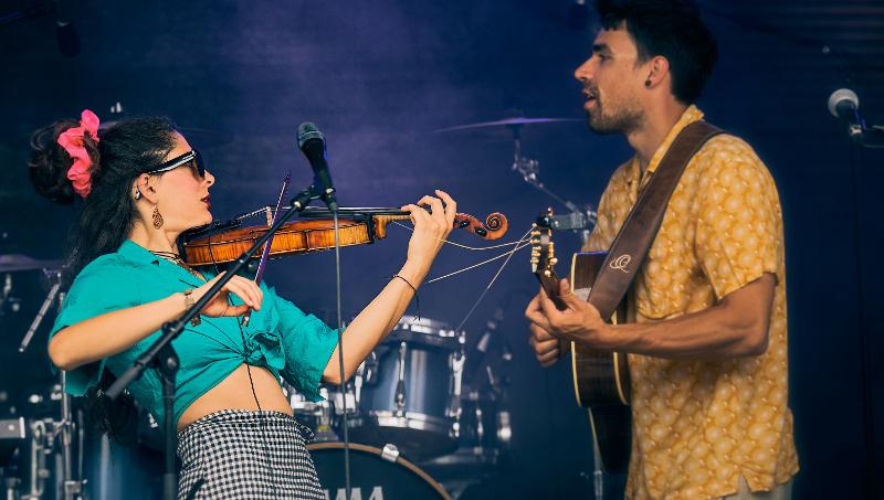 Konzertauftritt einer Frau mit einer Geige und einem Herrn mit einer Gitarre