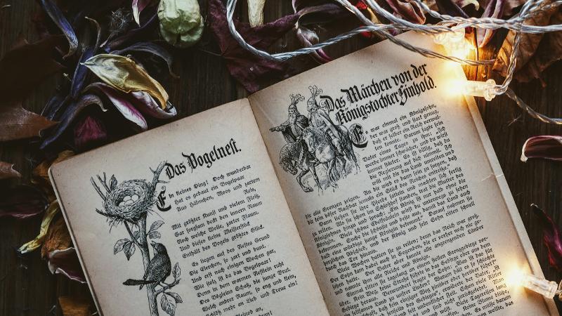 Buch mit Märchen in alter Schrift