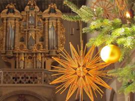 Orgel mit geschmücktem Tannebaum im Vordergrund