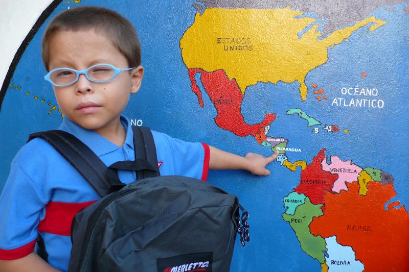 Schüler in Nicaragua vor Weltkarte